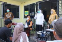 Wakil Walikota Palembang, Fitrianti Agustinda meninjau langsung Puskesmas Taman Bacaan di Kelurahan Tangga Takat, Kecamatan Seberang Ulu II, Kamis (22/7).