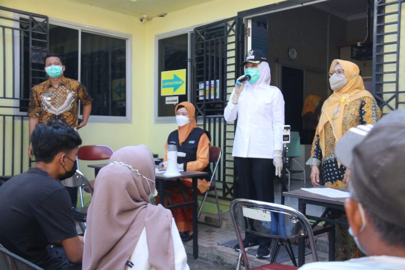 Wakil Walikota Palembang, Fitrianti Agustinda meninjau langsung Puskesmas Taman Bacaan di Kelurahan Tangga Takat, Kecamatan Seberang Ulu II, Kamis (22/7).