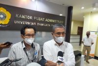 Ketua Panitia UTBK USMB Unsri Prof Dr Zainuddin Nawawi dan Humas UTBK USMB Unsri Prof Zulkifli Dahlan