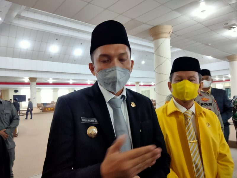 Bupati Ogan Ilir Panca Wijaya Akbar saat dimintai konfirmas awak media usai rapat Paripurna di DPRD OI Tanjung Senai Indralaya