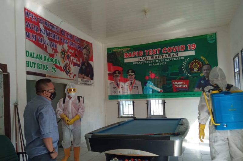 Petugas PMI Musi Banyuasin saat melakukan penyemprotan disinfektan di Sekretariat PWI Muba, Rabu (28/7)