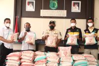 Daniel Firmansyah selaku Tokoh pemuda asal Desa Tampang Baru, Bayung Lincir (BALI), Musi Banyuasin (Muba) ini, menyumbangkan satu ton beras untuk dibagikan gratis ke pada warga yang melakukan isolasi mandiri (Isoman) terdampak COVID-19 di bumi Serasan Sekate.