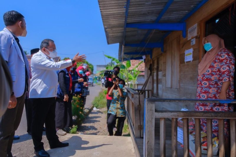 Bupati Muba Dr Dodi Reza Alex Noerdin Lic Econ MBA saat mengunjungi warga Isoman, Kamis (29/7)