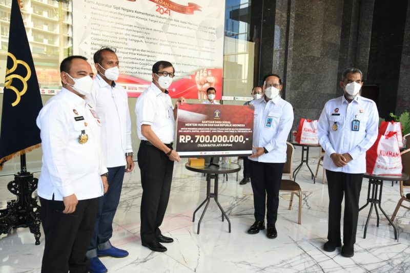 Kemenkumham Salurkan Puluhan Ribu Paket dan Dana Rp700 Juta kepada Masyarakat Terdampak COVID-19