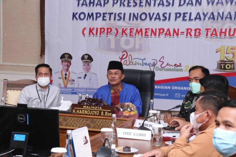 Walikota Palembang H Harnojoyo tengah presentasi dan wawancara Kompetensi Inovasi Pelayanan Publik Tahun 2021 bersama tim penilai panel Independen melalui video conference (Vidcon) di Rumah Dinas Walikota, Jalan Tasik Palembang, Jumat 2 Juli 2021.