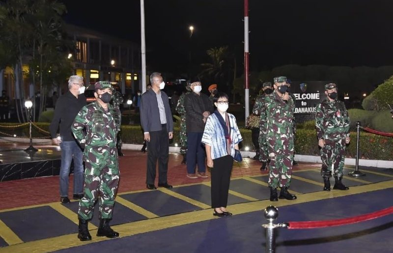 
Menlu Retno LP Marsudi dan Panglima TNI Marsekal Hadi Tjahjanto saat menyambut kedatangan 26 WNI dari Afghanistan, Sabtu (21:08:2021) dini hari, di Pangkalan TNI AU Halim Perdanakusuma, Jakarta. (Foto- Puspen TNI).