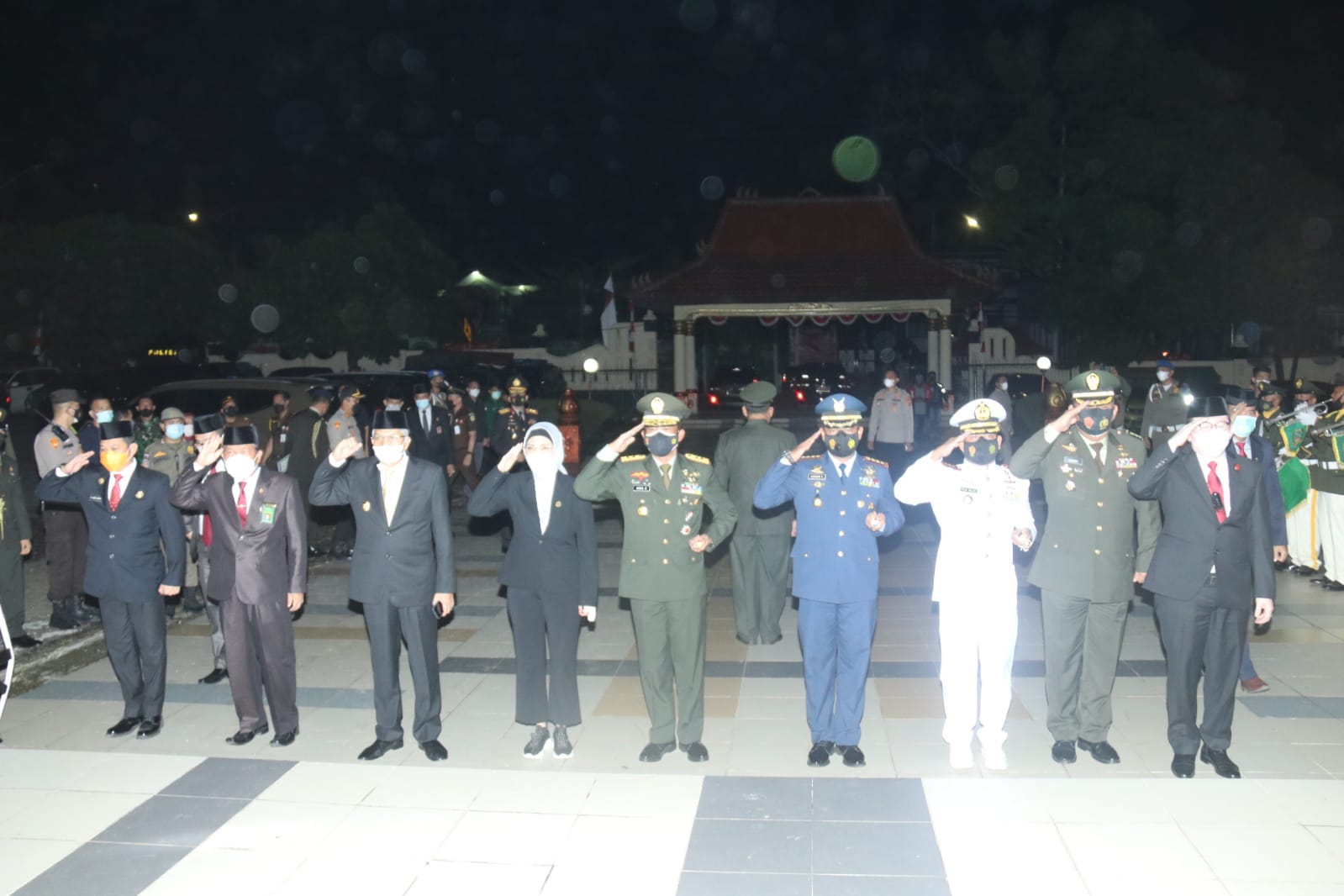 Apel kehormatan dan renungan suci diikuti oleh Wakil Gubernur Sumsel Ir H Mawardi Yahya, Pangdam ll/SWJ Mayjen TNI Agus Suhardi, Ketua DPRD Sumsel Hj RA Anita Noeringhati SH MH, Kajati Sumsel Dr Drs M Rum SH MH, Kalanti Palembang Dr H Kresna Neon SH MHum, Danlanud SMH Kolonel Pnb Hermawan Widhianto SE MM, Danlanal Kolonel Laut (P) Filda Malari Dandim 0418/Plg Kolonel Inf Heny Setyono SPSi MSi, Kapolrestabes Kombes Pol Irvan Prawira S SIK MSi dan PJU Polda Sumsel Serta PJU Kodam II/Sriwijaya.