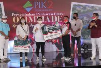 Menpora Amali bersama Ketum PBSI Agung Firman Sampurna dan Dirut PIK 2 Nono Sampono, menyaksikan peraih medali emas ganda putri bulutangkis Indonesia pada Olimpiade Tokyo, Greysia Polii/Apriyani Rahayu dan Coach Eng Hian, menerima hadiah rumah dari pengembang Agung Sedayu Group dan Salim Group