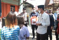 Walikota Palembang H Harnojoyo menyambangi langsung rumah warga yang tengah menjalani Isoman di Kelurahan Bukit Kecil, Kecamatan Ilir Barat 1, Kamis (5/8/2021).