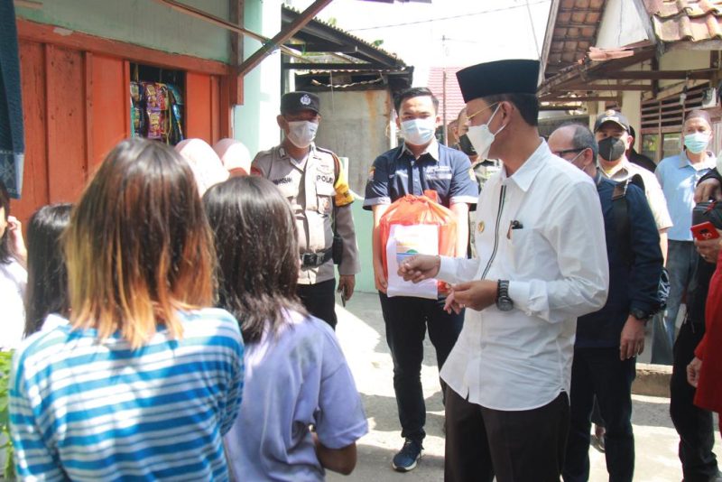 Walikota Palembang H Harnojoyo menyambangi langsung rumah warga yang tengah menjalani Isoman di Kelurahan Bukit Kecil, Kecamatan Ilir Barat 1, Kamis (5/8/2021).