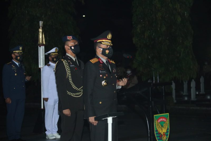 Kapolda Sumsel Irjen Pol Prof Dr Eko Indra Heri S MM memimpin upacara penghormatan dan renungan suci mengenang jasa Pahlawan di Taman Makam Pahlawan (TMP) Ksatria Ksetra Siguntang Palembang, puku 24.01 dini hari, Selasa (17/8/2021).