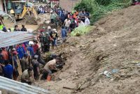 Giat evakuasi warga tertimbun longsor oleh tim gabungan pascalongsor di Kecamatan Kabanjahe, Kabupaten Karo, Provinsi Sumatra Utara, Jumat (27/8). (sumber foto: BPBD Kabupaten Karo)