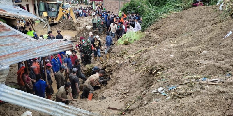 Giat evakuasi warga tertimbun longsor oleh tim gabungan pascalongsor di Kecamatan Kabanjahe, Kabupaten Karo, Provinsi Sumatra Utara, Jumat (27/8). (sumber foto: BPBD Kabupaten Karo)