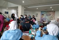 Rumah Sakit Umum Pusat Moehammad Hoesin (RSUPMH) Palembang kembali melakukan vaksinasi ketiga bagi 130 orang tenaga kesehatan (Nakes) RSMH di lantai 3 MCU Graha Eksekutif RSUPMH Palembang, Rabu (4/8/2021) pagi.