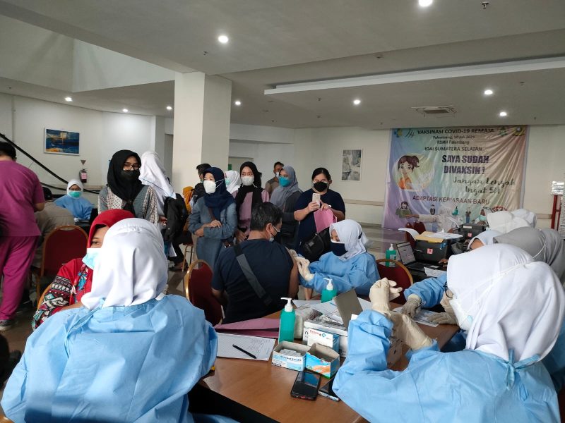 Rumah Sakit Umum Pusat Moehammad Hoesin (RSUPMH) Palembang kembali melakukan vaksinasi ketiga bagi 130 orang tenaga kesehatan (Nakes) RSMH di lantai 3 MCU Graha Eksekutif RSUPMH Palembang, Rabu (4/8/2021) pagi.