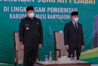 Bupati Muba Dr Dodi Reza melantik dan mengambil sumpah 42 Pejabat Administrasi, Fungsional dan penyerahan secara simbolis SK Kenaikan Pangkat Periode 1 Oktober 2021 di Pendopoan Rumah Dinas Bupati Musi Banyuasin.