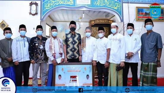 Bupati Ogan Ilir Panca Wijaya Akbar (PWA) SH didampingi Camat Lubuk Keliat, Kepala Desa Payalingkung gelar Giat safari Jum'at di Masjid Miftahul Hidayah, Jumat (30/7/2021).