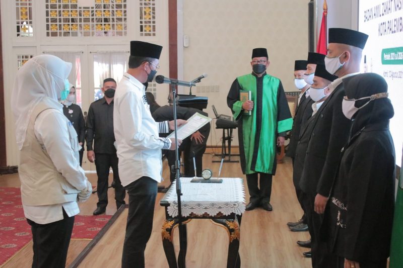 Walikota Palembang H Harnojoyo secara resmi melantik Ketua Baznas Kota Palembang beserta kepengurusannya untuk masa bakti 2021-2026 di rumah dinas Walikota Palembang Jalan Tasik, Kamis (12/8)
