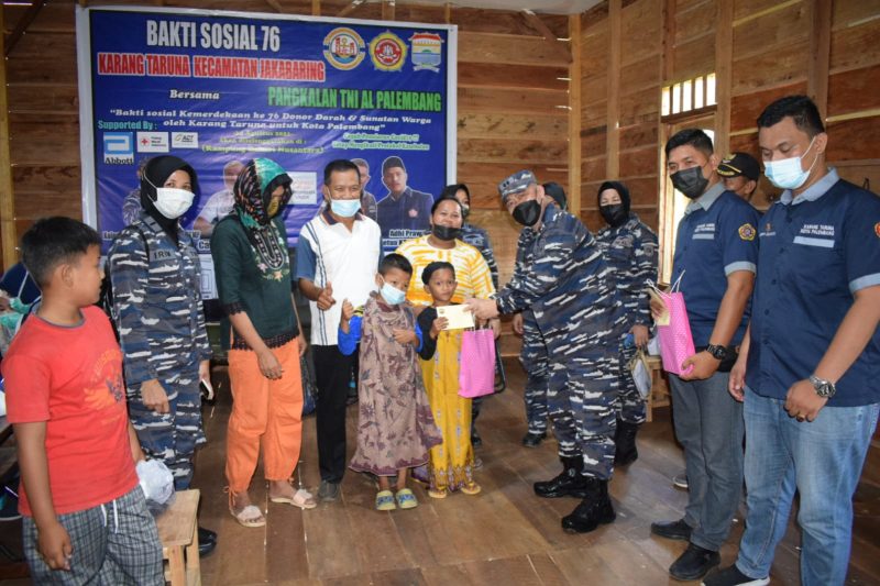 Pangkalan Angkatan Laut (Lanal) Palembang bekerja sama dengan Karang Taruna Jakabaring gelar donor darah dan khitanan massal untuk warga Pesisir Sungai Musi.