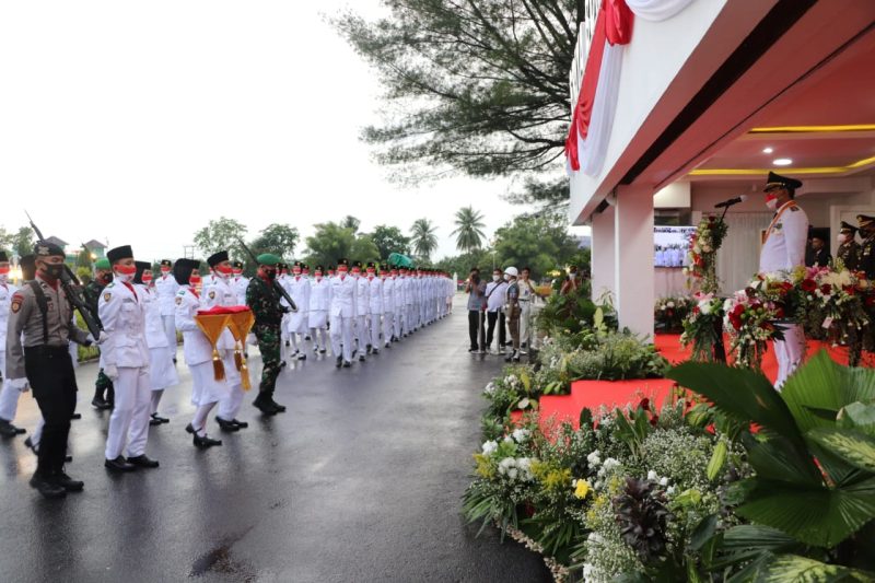 Wakil Bupati Musi Banyuasin Beni Hernedi menjadi Inspektur Upacara Penurunan Bendera Merah Putih dalam Peringatan Hari Kemerdekaan Republik Indonesia ke-76 tahun, yang dilaksanakan di Halaman Kantor Bupati Muba, Selasa sore (17/8/2021) pukul 17.00 WIB.