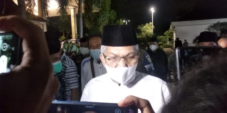 Wakil Gubernur Sumsel Mawardi Yahya usai keluar dari Rumah Duka Griya Agung Palembang, Kamis (19/8/2021). (Photo.Ist)