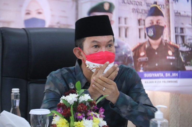 Wali Kota Palembang, H Harnojoyo melakukan rapat koordinasi evaluasi Pembatasan Kegiatan Masyarakat (PPKM) dan Penanganan COVID-19 di luar Jawa Bali melalui Video Conference (Vidcon) Via Aplikasi Zoom Cloud Meeting bersama Menteri Koordinator Bidang Perekonomian Republik Indonesia, di Jalan Tasik Rumah Dinas Wali Kota, Sabtu, 21 Agustus 2021.