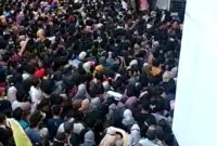 Vaksinasi COVID-19 yang digelar sekolah Meistreyawira menimbulkan kerumunan massa.
