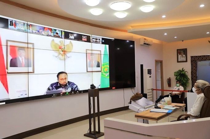 Wakil Gubernur Sumsel Ir H Mawardi Yahya mengikuti rapat evaluasi pembukaan sektor pendidikan selama PPKM bersama Kementerian Koordinator Bidang Kemaritiman RI secara virtual dari Command Centre Kantor Gubernur Sumsel, Kamis (26/8) petang. 