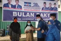 Sambut HUT ke 20, Dewan Pimpinan Cabang (DPC) Partai Demokrat (PD) bersama Anggota Fraksi Demokrat DPRD Kota Palembang gelar bakti sosial (Baksos) dan bagikan sembako kepada masyarakat.