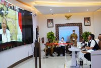 Gubernur Sumsel H Herman Deru mengikuti Rapat Koordinasi (Rakor) Pembahasan Percepatan Pembangunan Infrastruktur dan Pengembangan Wilayah di Provinsi Sumsel, bersama lima Menteri Kabinet Indonesia Maju secara virtual di Command Center, Senin (9/8) siang. 
