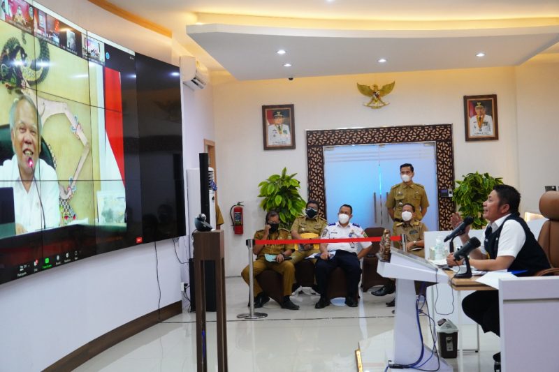 Gubernur Sumsel H Herman Deru mengikuti Rapat Koordinasi (Rakor) Pembahasan Percepatan Pembangunan Infrastruktur dan Pengembangan Wilayah di Provinsi Sumsel, bersama lima Menteri Kabinet Indonesia Maju secara virtual di Command Center, Senin (9/8) siang. 