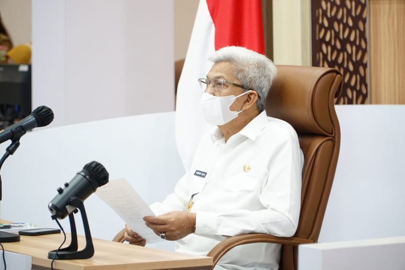 Wakil Gubernur Provinsi Sumatera Selatan H Mawardi Yahya menghadiri tempat di Ruang Command Center kantor gubernur, Senin (9/8) pagi hadiri peluncuran Sistem Online Single Submission (OSS) berbasis risiko secara virtual. 