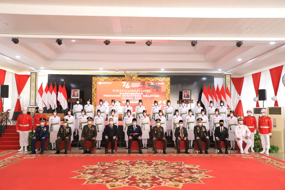 Gubernur Sumsel H Herman Deru mengukuhkan langsung Pasukan Pengibar Bendera Pusaka (Paskibraka) Peringatan HUT RI ke-76 tahun, bertempat di Griya Agung Palembang, Jumat (13/8).