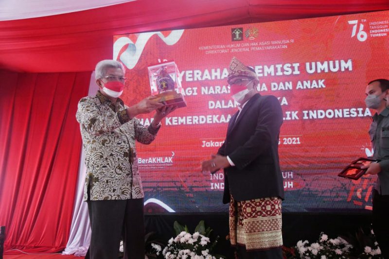 Wakil Gubernur Provinsi Sumatera Selatan (Wagub Sumsel), Mawardi Yahya menghadiri acara persembahan remisi bagi warga binaan dan anak di sejumlah Lembaga Pemasyarakatan (Lapas) di Sumsel. 