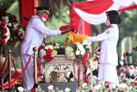 Meskipun diguyur hujan gerimis upacara Penurunan Bendera Merah Putih HUT Kemerdekaan RI ke 76 Tahun 2021 di halaman Istana Gubernur Griya Agung Palembang, Selasa (17/8) sore tetap berjalan sukses dengan bertindak sebagai Inspektur upacara (Irup) Wakil Gubernur Ir H Mawardi Yahya. (Photo; Humas Pemprov Sumsel)