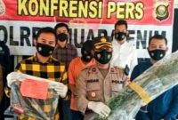 Wakapolres Muara Enim, Kompol Indar Marwan didampingi Kasat Narkoba AKP Rahmad Aji Prabowo menggelar press conference terkait penggerebekan ladang Ganja Tanjung Enim, di Mapolres Muara Enim, Jumat (13/8/2021).