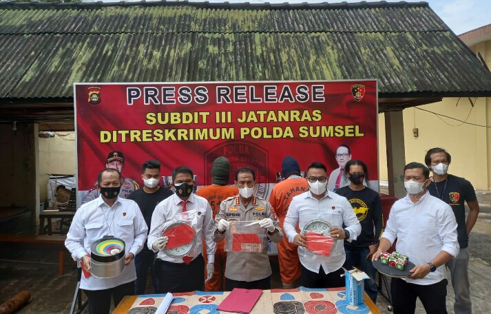 Konfrensi Pers Subdit III Jatanras Polda Sumsel terkait Penggrebekan Areana Judi Sabung Ayam di OKI