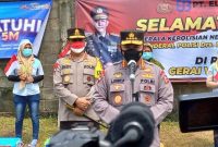 Kapolri Jenderal Listyo Sigit Prabowo meninjau langsung kegiatan Vaksinasi massal yang berkolaborasi bersama Konfederasi Serikat Buruh Seluruh Indonesia (KSBSI) di PT Elite, Tangerang, Banten, Kamis (19/8/2021).