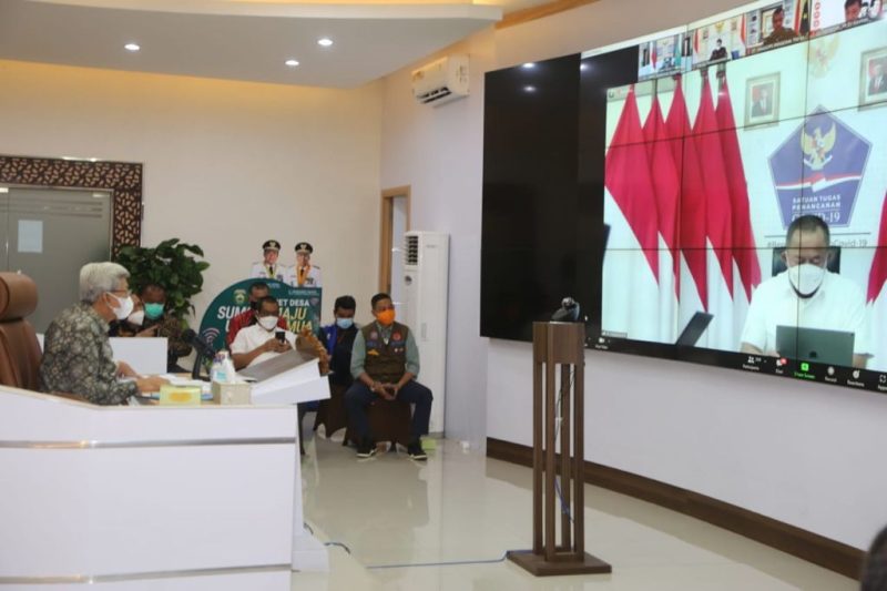 Wagub Sumsel H Mawardi Yahya mengikuti Rapat Koordinasi (Rakor) Evaluasi PPKM di luar Jawa dan Bali secara virtual bersama Menteri Koordinator Bidang Perekonomian RI, Airlangga Hartarto di Ruang Command Center Kantor Gubernur, Sabtu (21/8/21).