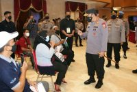 Kapolri Jenderal Listyo Sigit Prabowo melakukan peninjauan kegiatan vaksinasi massal dan bakti sosial alumni Akademi Kepolisian (Akpol) angkatan 1994 di Gedung Auditorium PTIK, Jakarta Selatan, Rabu (25/8/2021).  