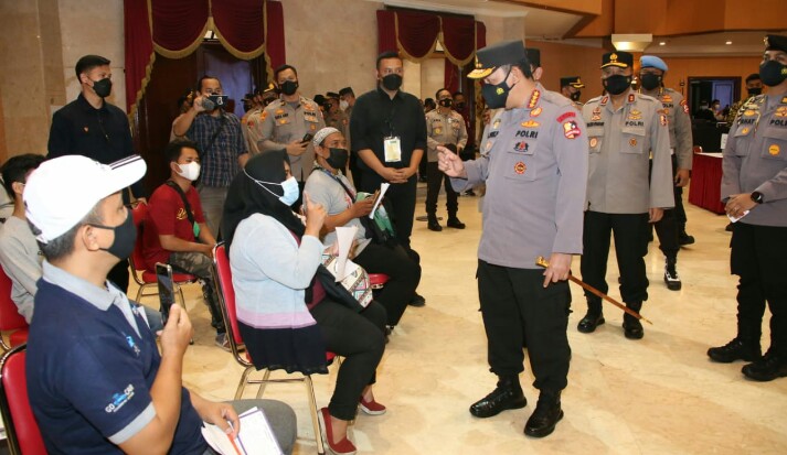 Kapolri Jenderal Listyo Sigit Prabowo melakukan peninjauan kegiatan vaksinasi massal dan bakti sosial alumni Akademi Kepolisian (Akpol) angkatan 1994 di Gedung Auditorium PTIK, Jakarta Selatan, Rabu (25/8/2021).  