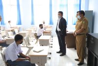 Gubernur Sumatera Selatan (Sumsel) H Herman Deru meninjau pelaksanaan Pembelajaran Tatap Muka (PTM) di beberapa sekolah yang ada di Kota Palembang, Senin (30/8). 