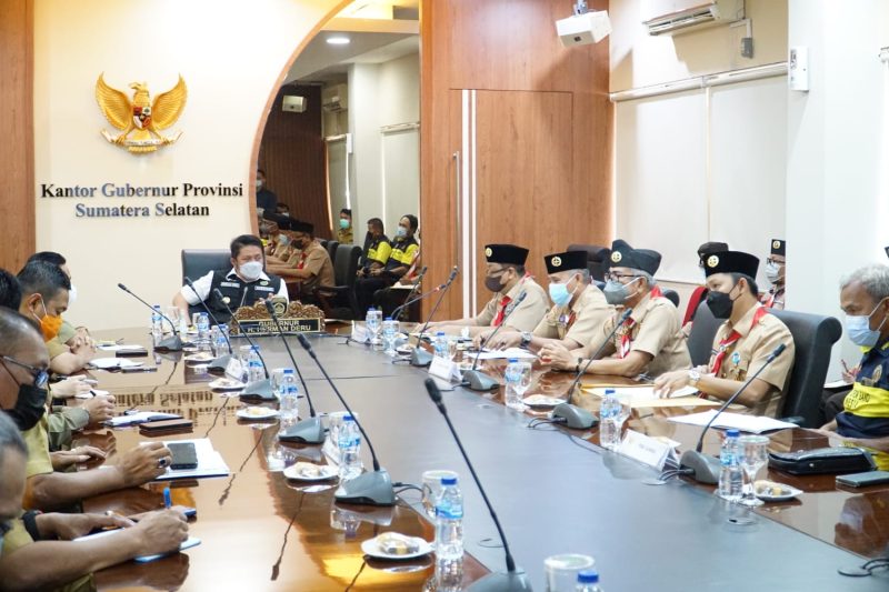 Gubernur Sumsel Herman Deru menerima Plt Ketua Kwartir Daerah Gerakan Pramuka Sumsel Riza Pahlevi dan Ketua Kwartir Cabang Gerakan Pramuka Kota Pagaralam, Muhammad Fadli dalam rangka melaksanakan peringatan Hari Pramuka ke-60, Tahun 2021 di Kota Pagaralam, di Ruang Rapat Gubernur Sumsel, Selasa (3/7).
