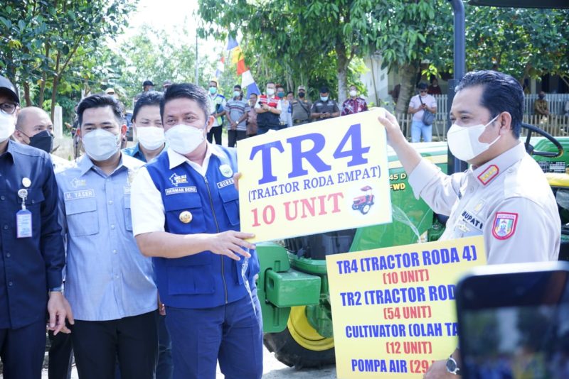 Gubernur Sumsel H Herman Deru Panen Raya Penangkaran Benih Padi di Banyuasin