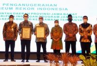 Kakanwil Kemenag Jabar bersama Gubenur Jabar saat penyerahan Rekor MURI