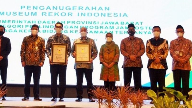 Kakanwil Kemenag Jabar bersama Gubenur Jabar saat penyerahan Rekor MURI