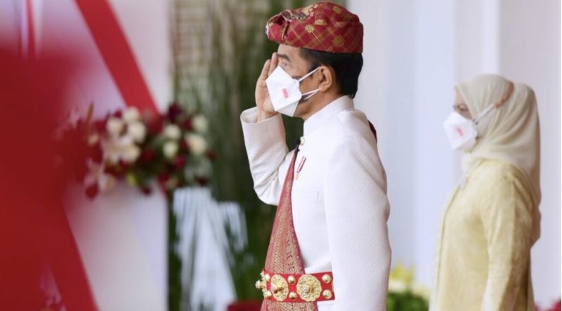 Presiden memilih untuk mengenakan pakaian adat Pepadun dari Provinsi Lampung saat memimpin Upacara Peringatan Detik-Detik Proklamasi, Selasa (17/8)
