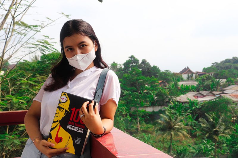 Regina, seorang karyawati memamerkan buku 100 ATI usai launching 12 Agustus 2021