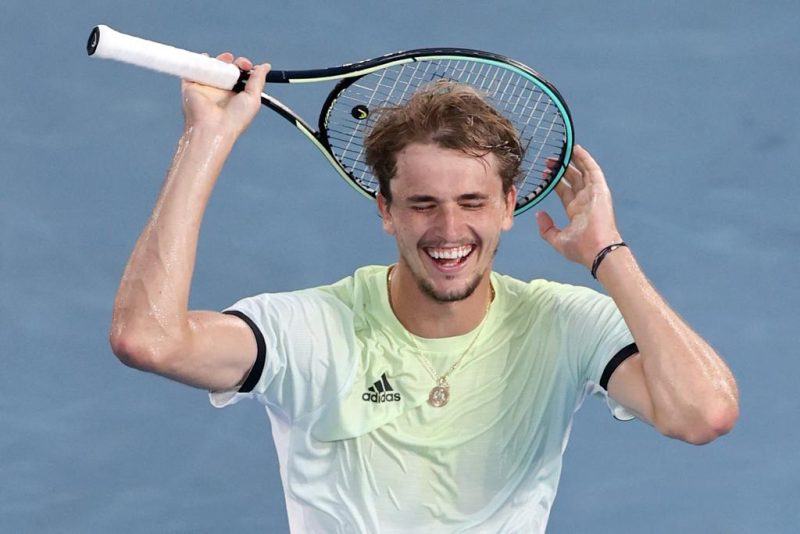 Alexander “Sacha” Zverev Jr (24) usai menang di partai final cabor Tenis Lapangan nomor tunggal putra pada Olimpiade Tokyo 2020, Minggu (1/8)