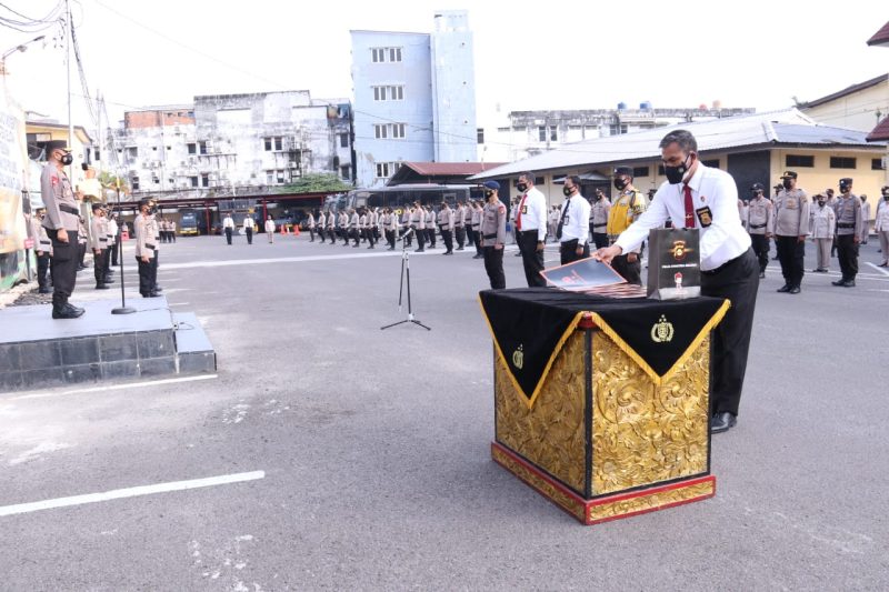 Ratusan personel Polda Sumsel mendapatkan penghargaan atas kinerja dan pencapaian yang dilakukan dalam pemberantasan kejahatan hingga peredaran gelap narkoba, Senin (2/8)